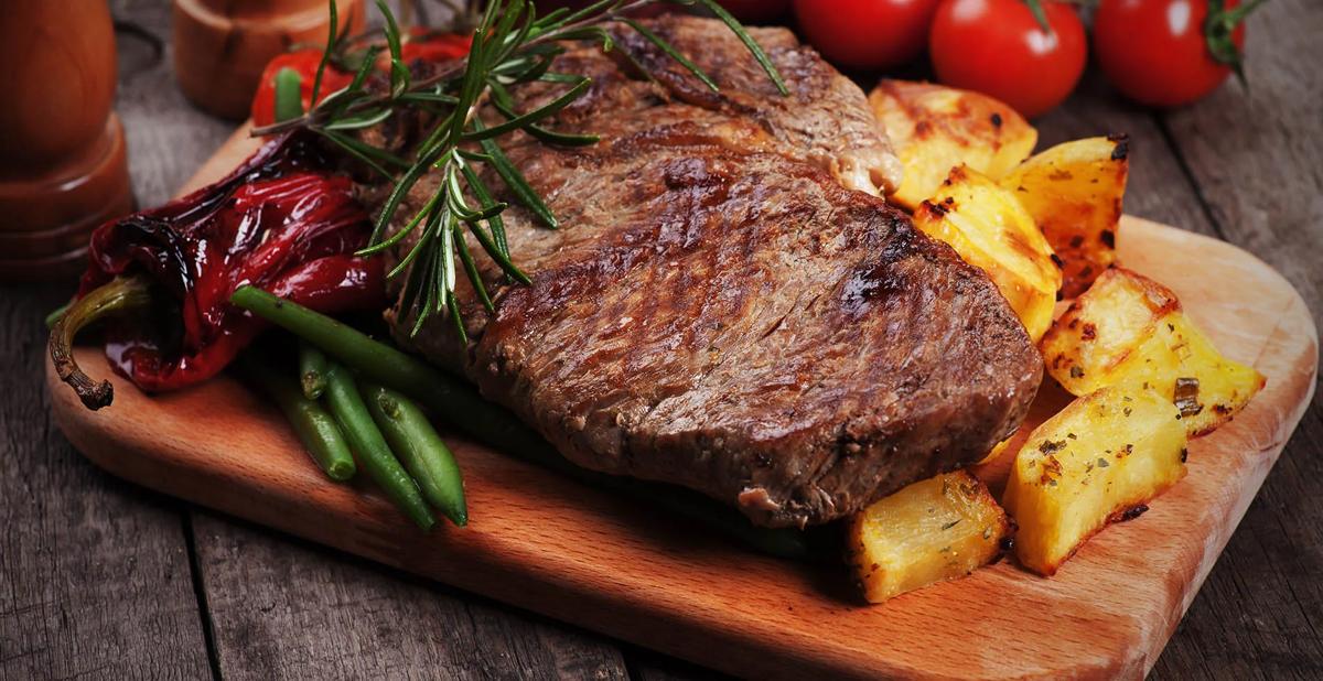 Pièce de viande grillée avec pommes de terre et haricots verts