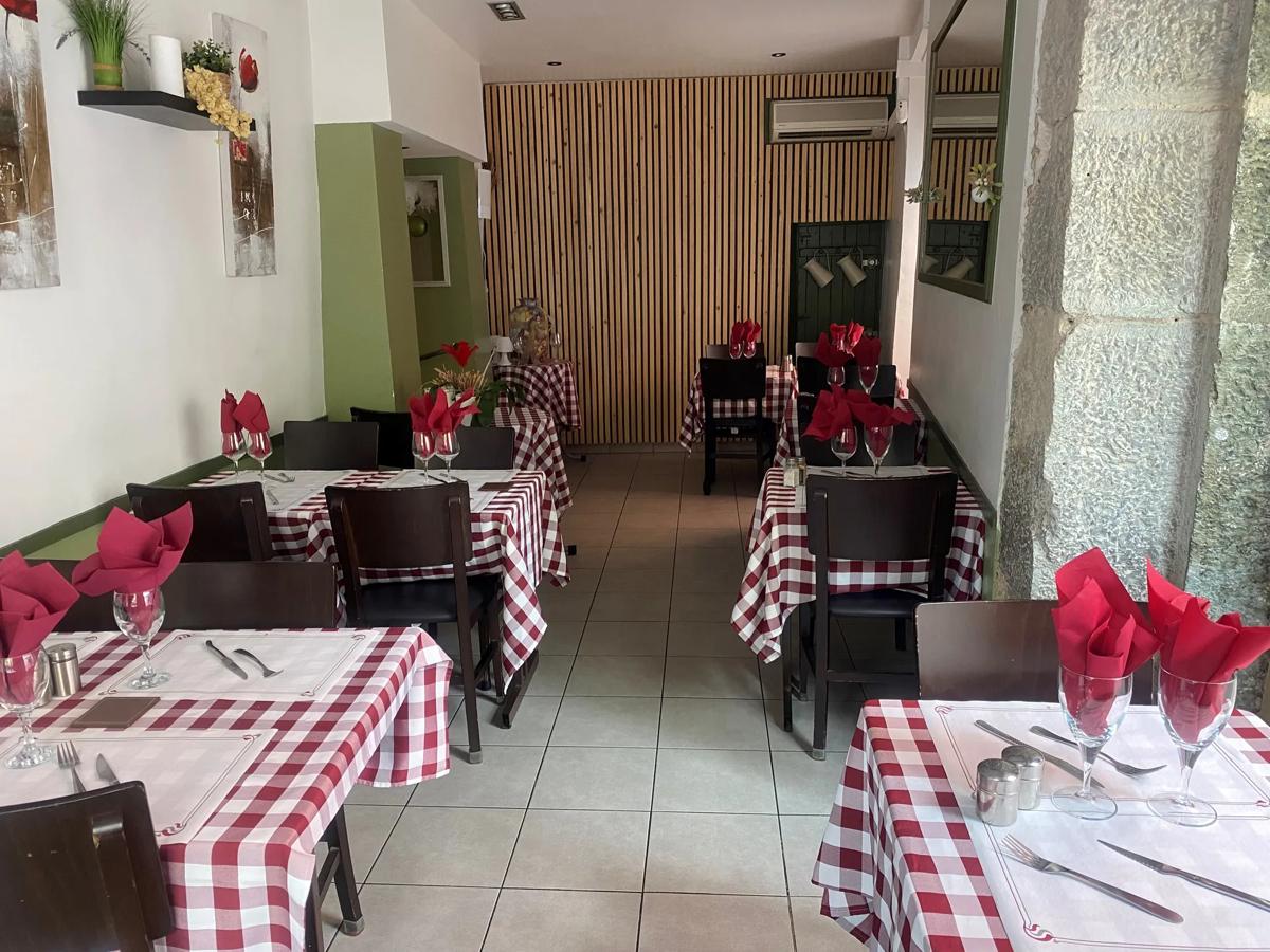 Salle du restaurant avec ses tables aux nappes à carreaux